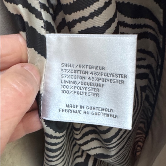 Via Spiga Women's Tan Trench Coat. Size Medium.
GUC. - Picture 7 of 10